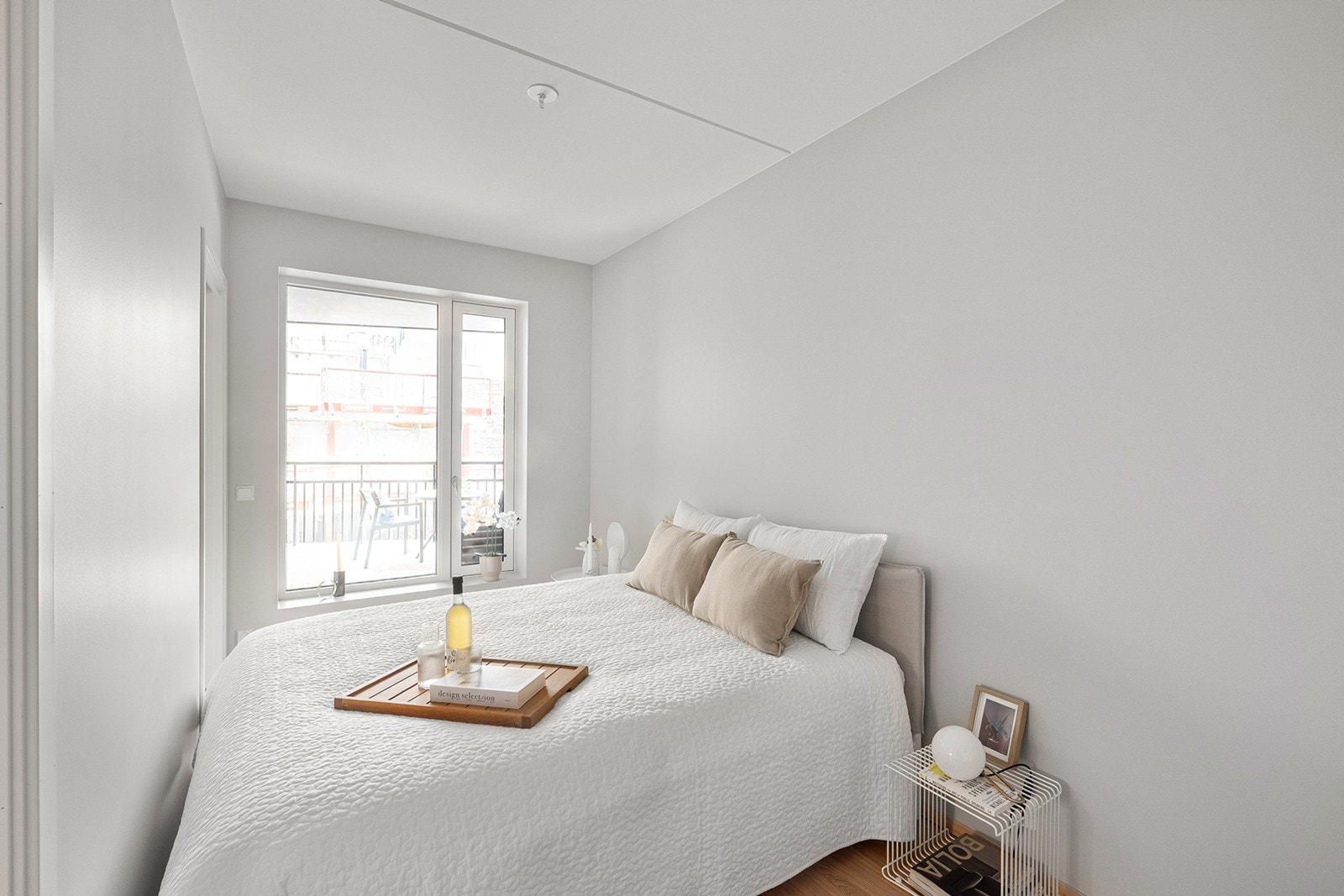 Store vindusflater gir rikelig med naturlig lys og skaper en behagelig atmosfære. Galleribilde