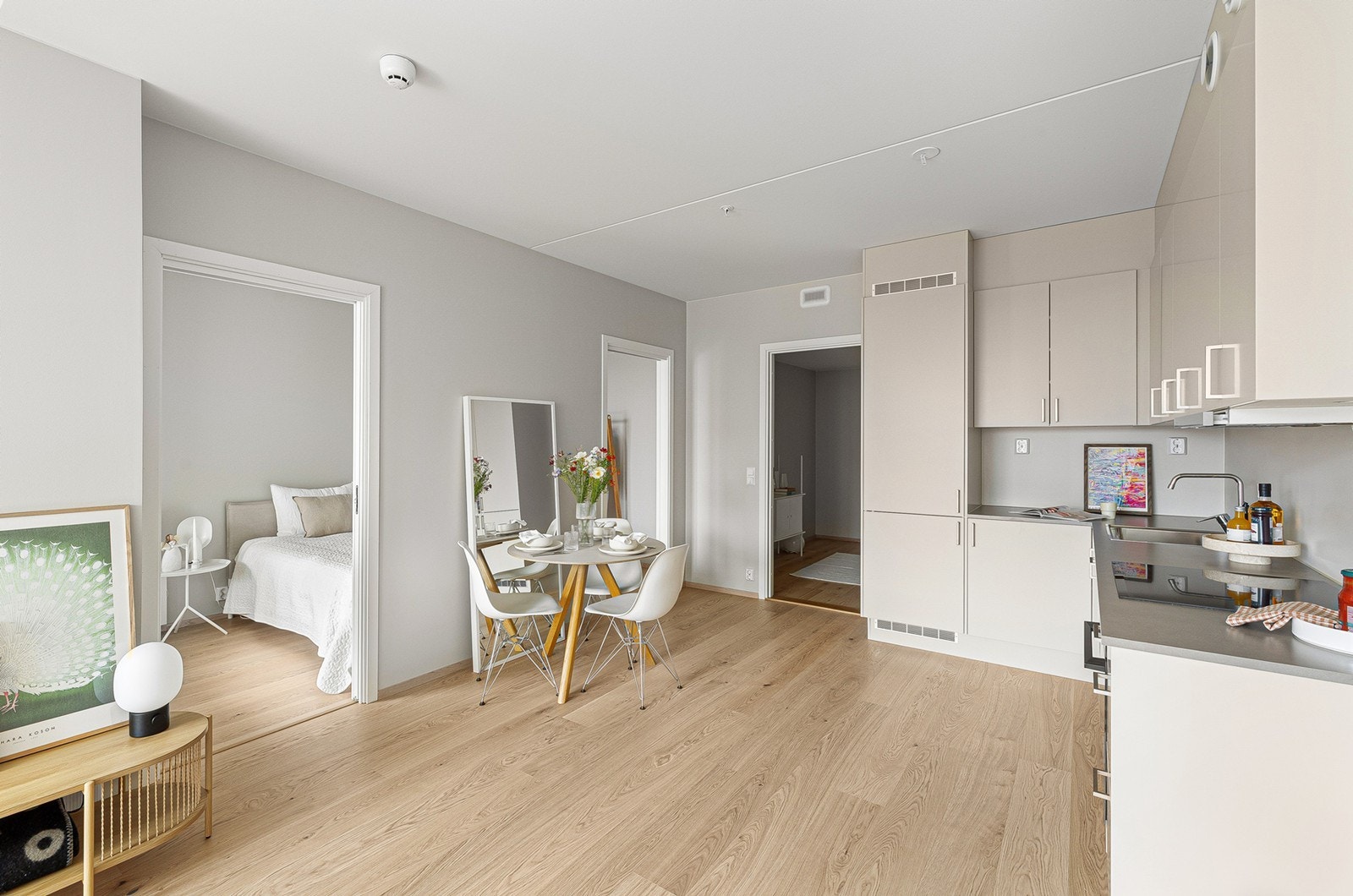 Den åpne løsningen mot stue gir en sosial og innbydende kjøkkenplass med plass til spisebord. Galleribilde