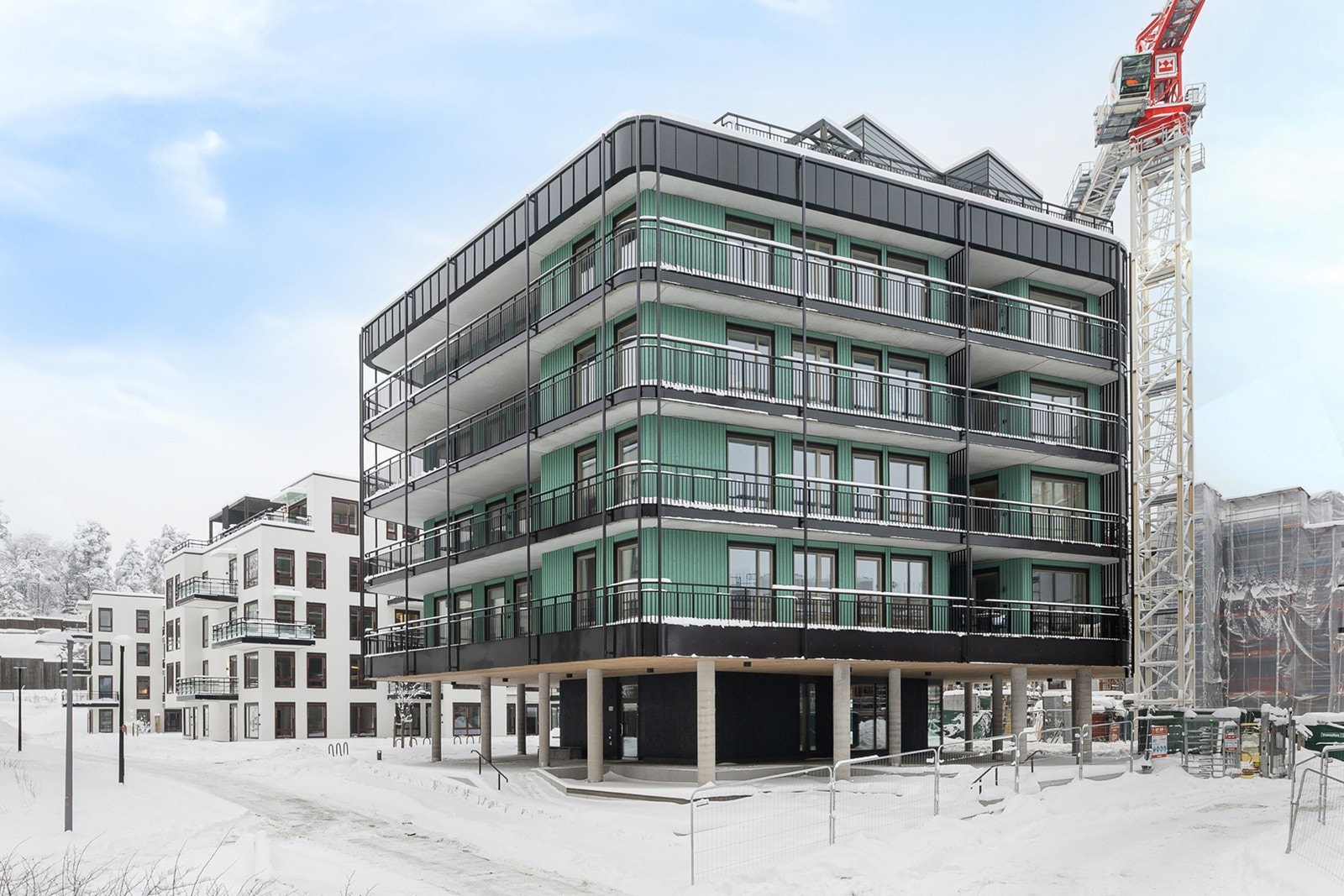 Moderne og stilrent leilighetsbygg oppført i 2025, med tidsriktige arkitektoniske løsninger og store vindusflater, og romslige balkonger. Galleribilde