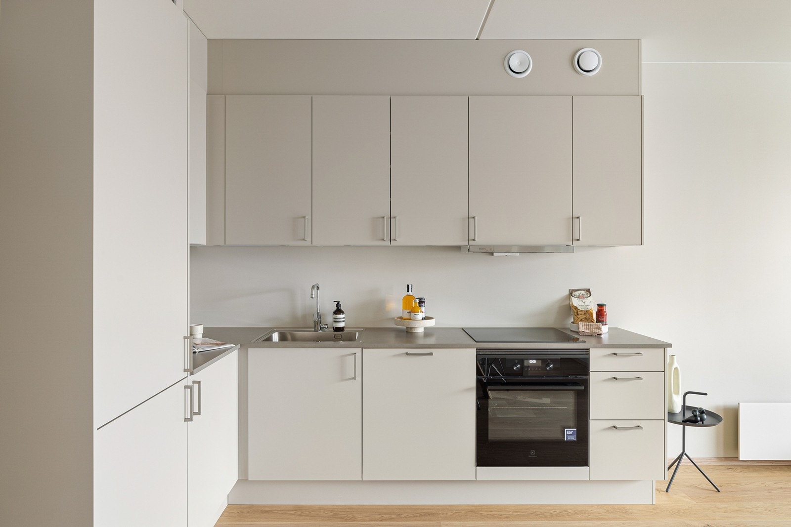 Kjøkkenet har gode arbeidsflater, god skap- og benkeplass samt praktisk løsning med stekeovn, platetopp, oppvaskmaskin og kjøl/frys integrert. Galleribilde