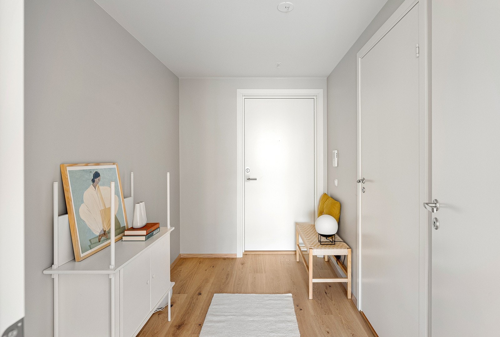 Nøytrale fargetoner og pene gulvflater gir rommet et moderne og rolig uttrykk. Galleribilde