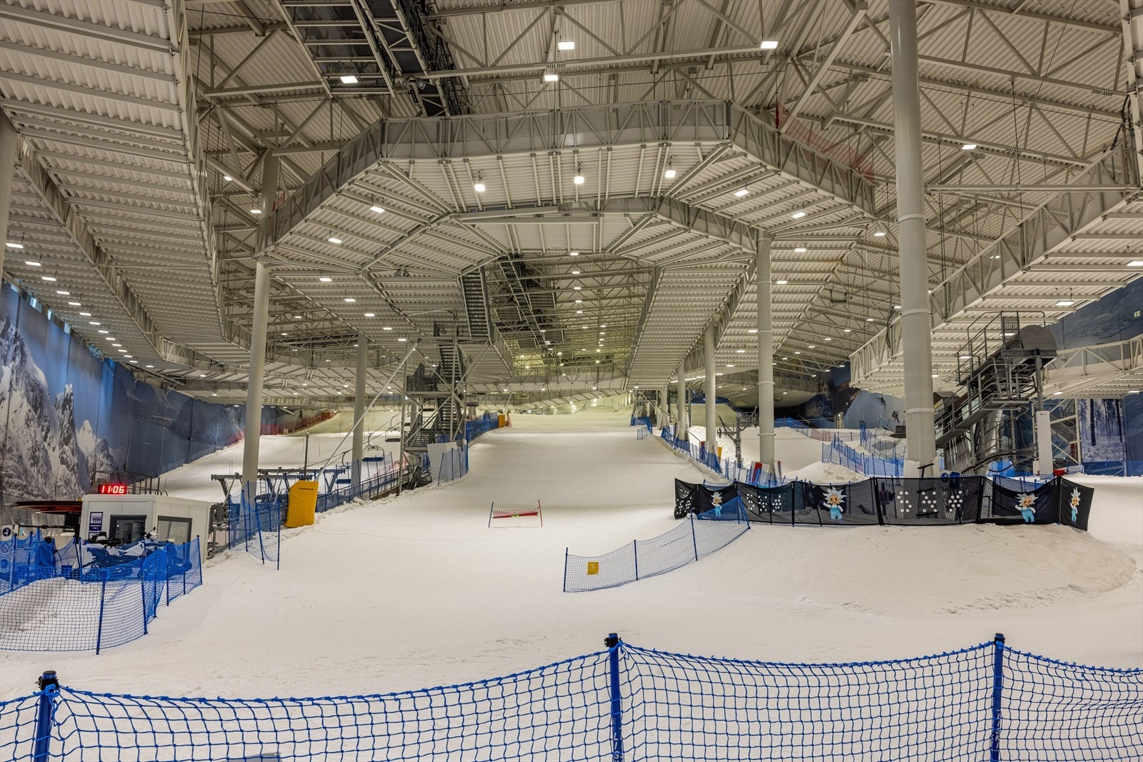 SNØ er en perfekt arena for deg som ønsker å stå på ski året rundt. SNØ finner du ved Lørenskog stasjonsby og er verdens største innendørs skianlegg. Galleribilde