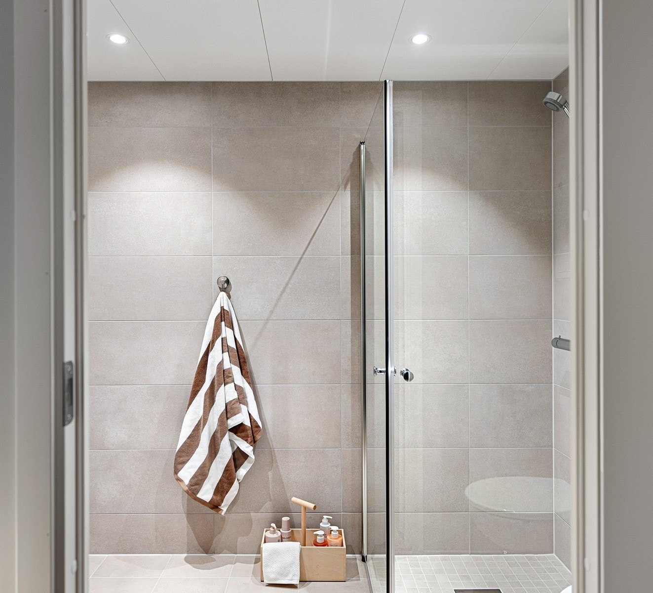 Stilrent og moderne bad med flislagte overflater, behagelig gulvvarme og integrerte downlights i himling som gir god belysning. Galleribilde