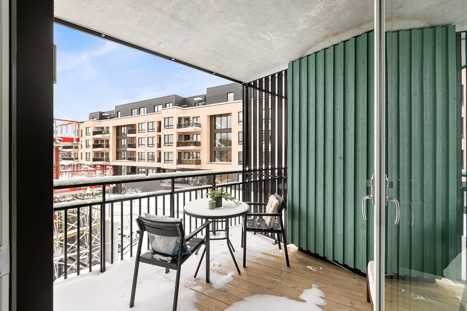 Romslig og innbydende balkong på ca. 12 kvm med god plass til sittegruppe og uteinnredning. Galleribilde