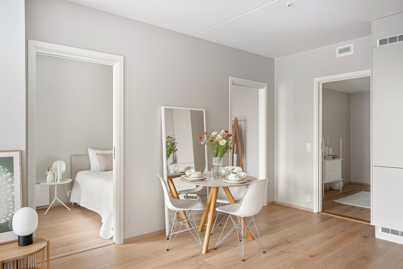 Spiseplassen er praktisk plassert i tilknytning til kjøkken og stue. Galleribilde