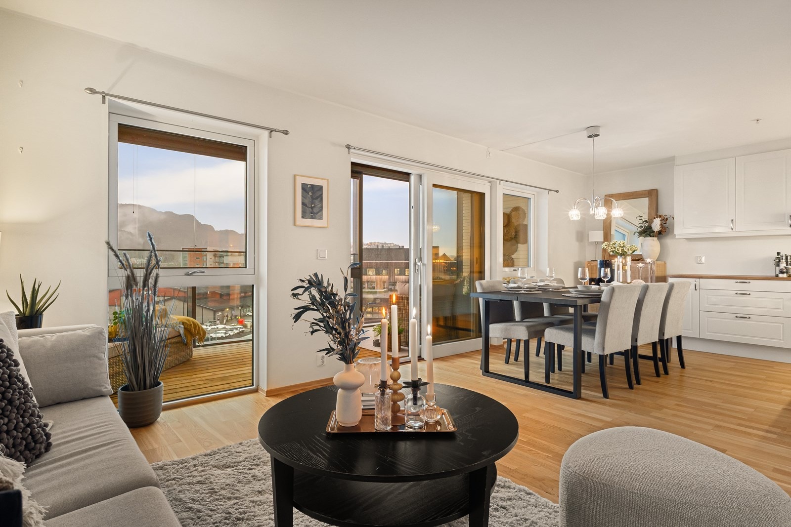 Pen stue / kjøkken på hele 31,4 kvm - Utgang til egen innglasset balkong på ca 17 kvm Galleribilde