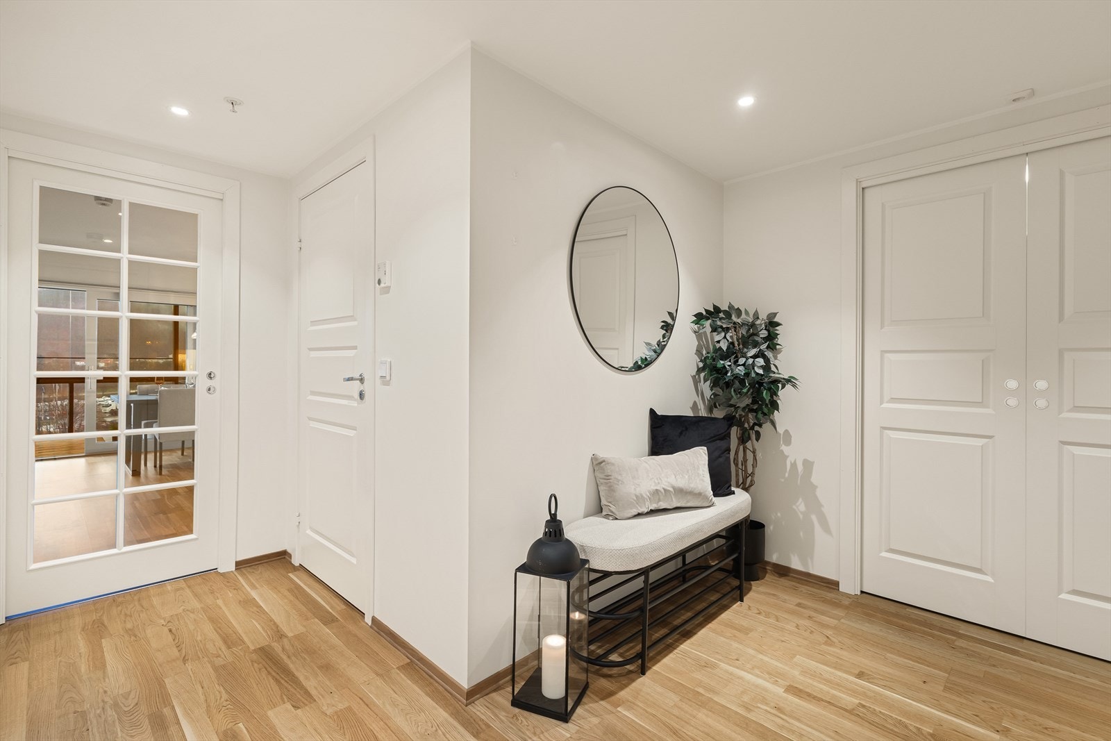 Entre / gang, med skyvedør til bod Galleribilde