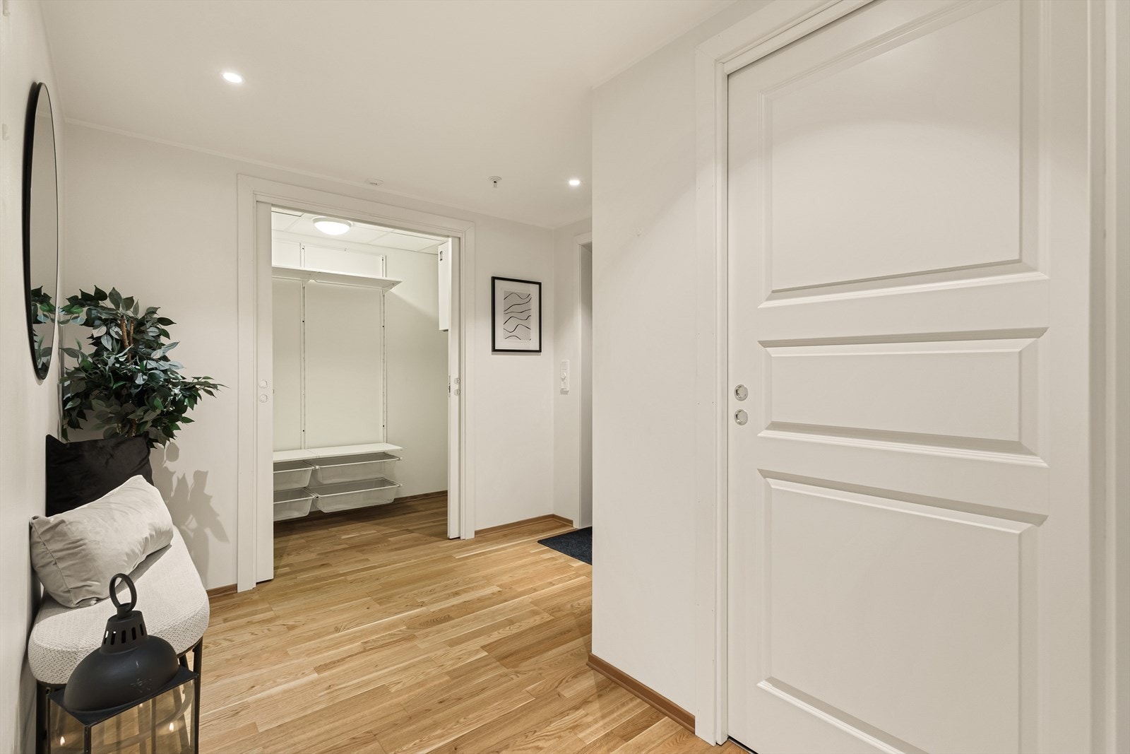 Entre / gang med downlights i takhimling Galleribilde