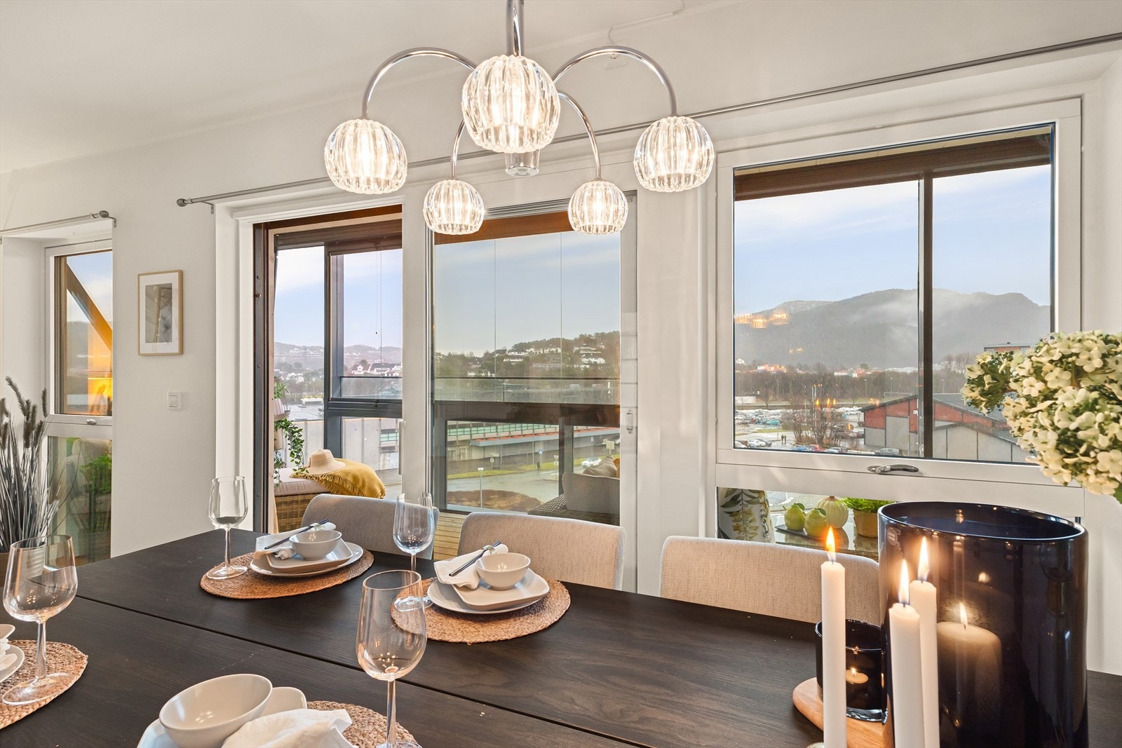 Fin spiseplass med innglasset balkong Galleribilde