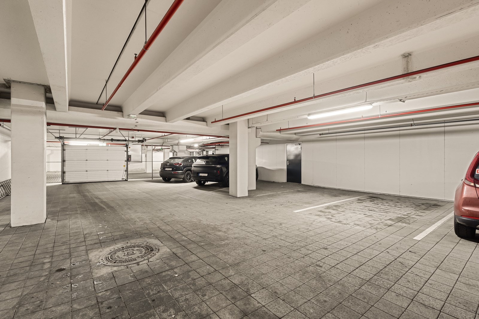 Leiligheten har fast garasjeplass i kjeller, med enkel adkomst Galleribilde
