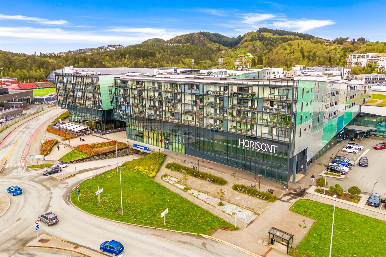 Her har man umiddelbar tilgang på det meste man kunne ønske seg av servicetilbud og fasiliteter. På senteret finnes et stort utvalg av butikker, restauranter, treningssenter, apotek og frisørsalonger osv. Galleribilde