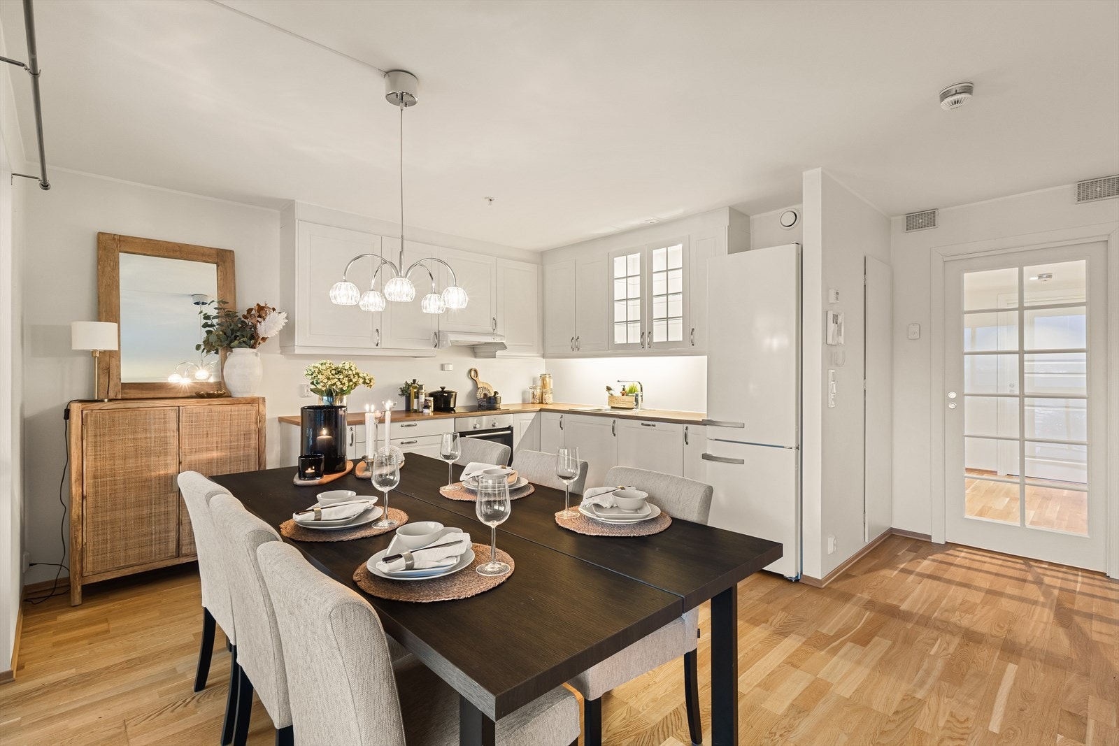 Pent kjøkken med integrerte hvitevarer og kjøleskap/frys Galleribilde