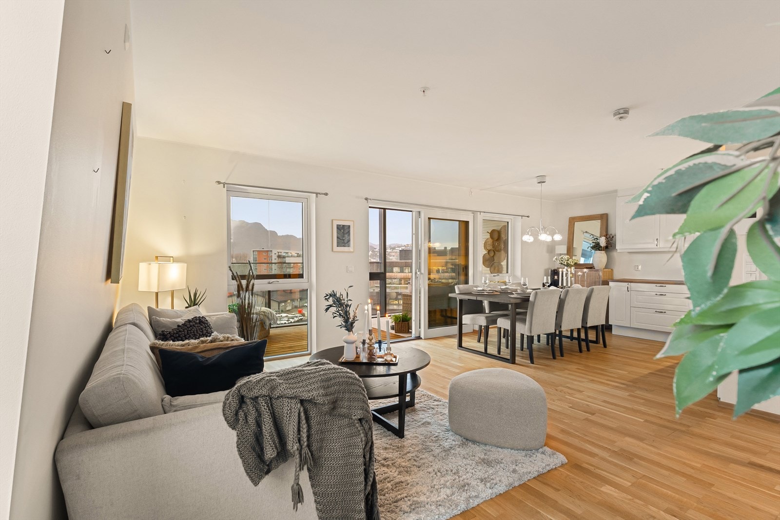 Herlig stue med utgang til egen innglasset balkong på ca 17 kvm Galleribilde