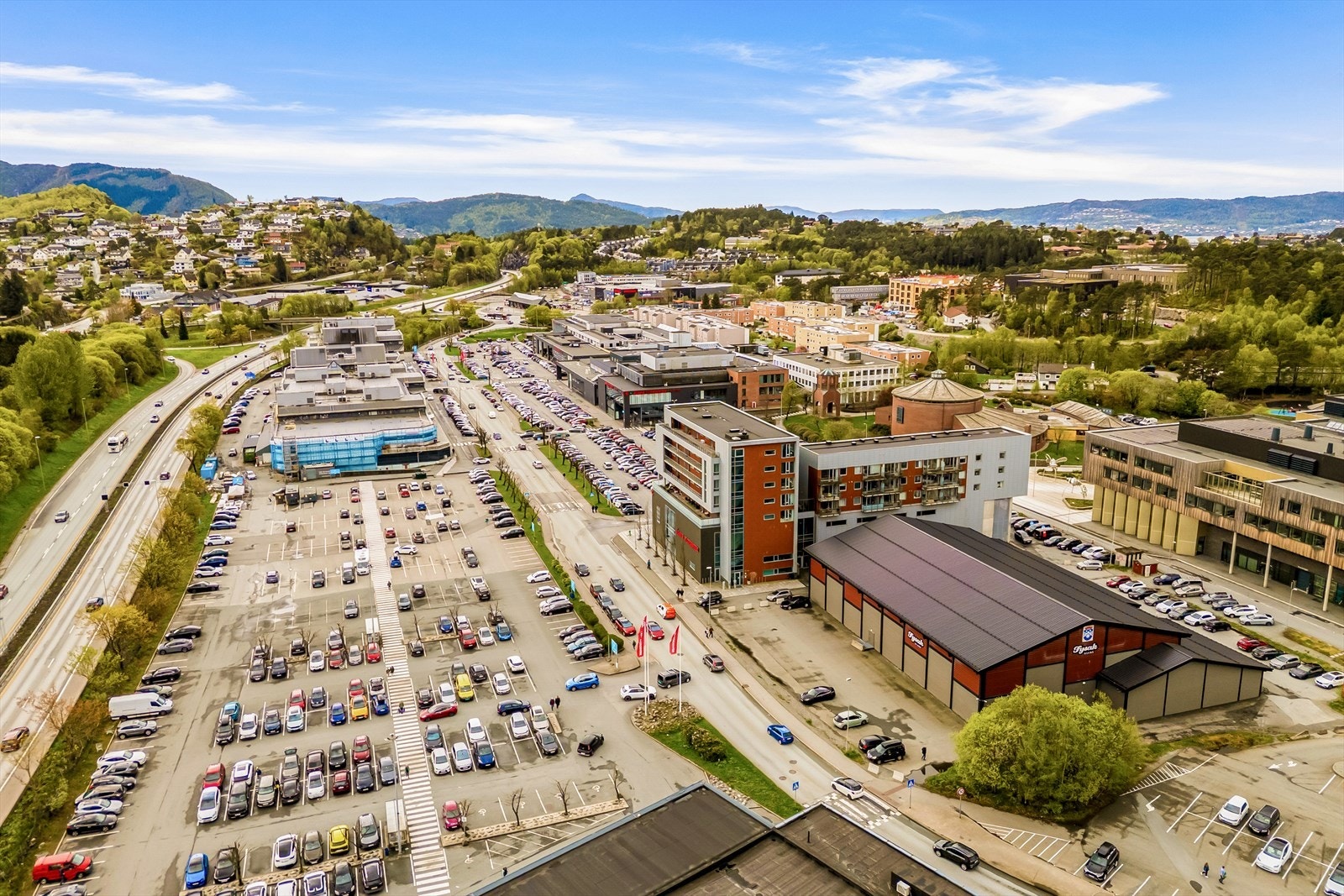 Nærområde - Åsane senter, med alt av butikker og servicetilbud m.m. Galleribilde