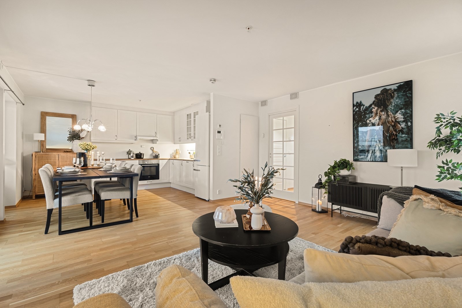 Fin stue med parkettgulv, og åpen løsning mot stue Galleribilde