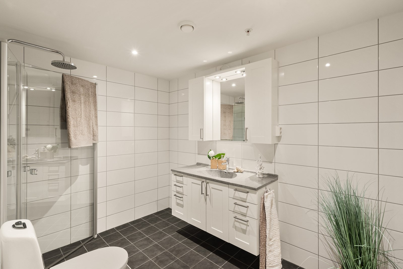 Pent helfliset baderom med gulvvarme Galleribilde