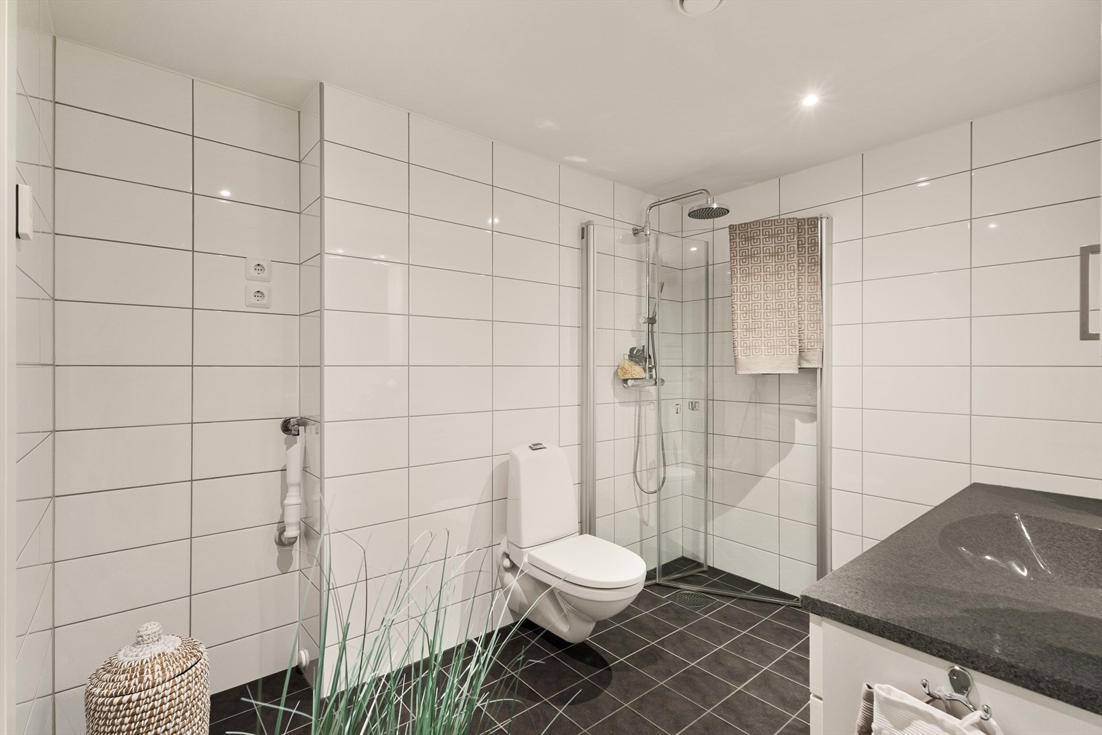 Pent bad/wc med plass og opplegg til vaskemaskin og tørketrommel Galleribilde