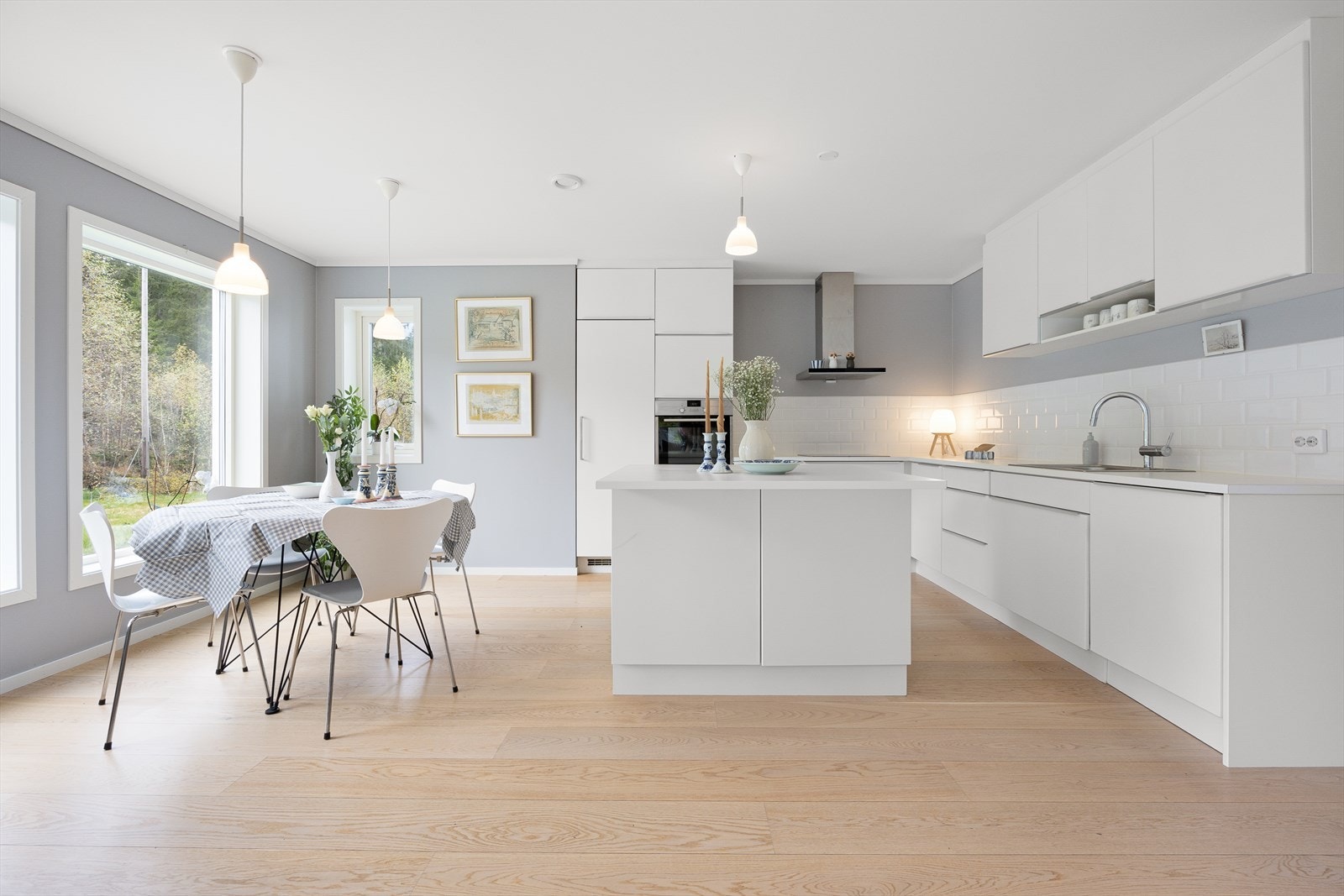 Kjøkken med spiseplass Galleribilde