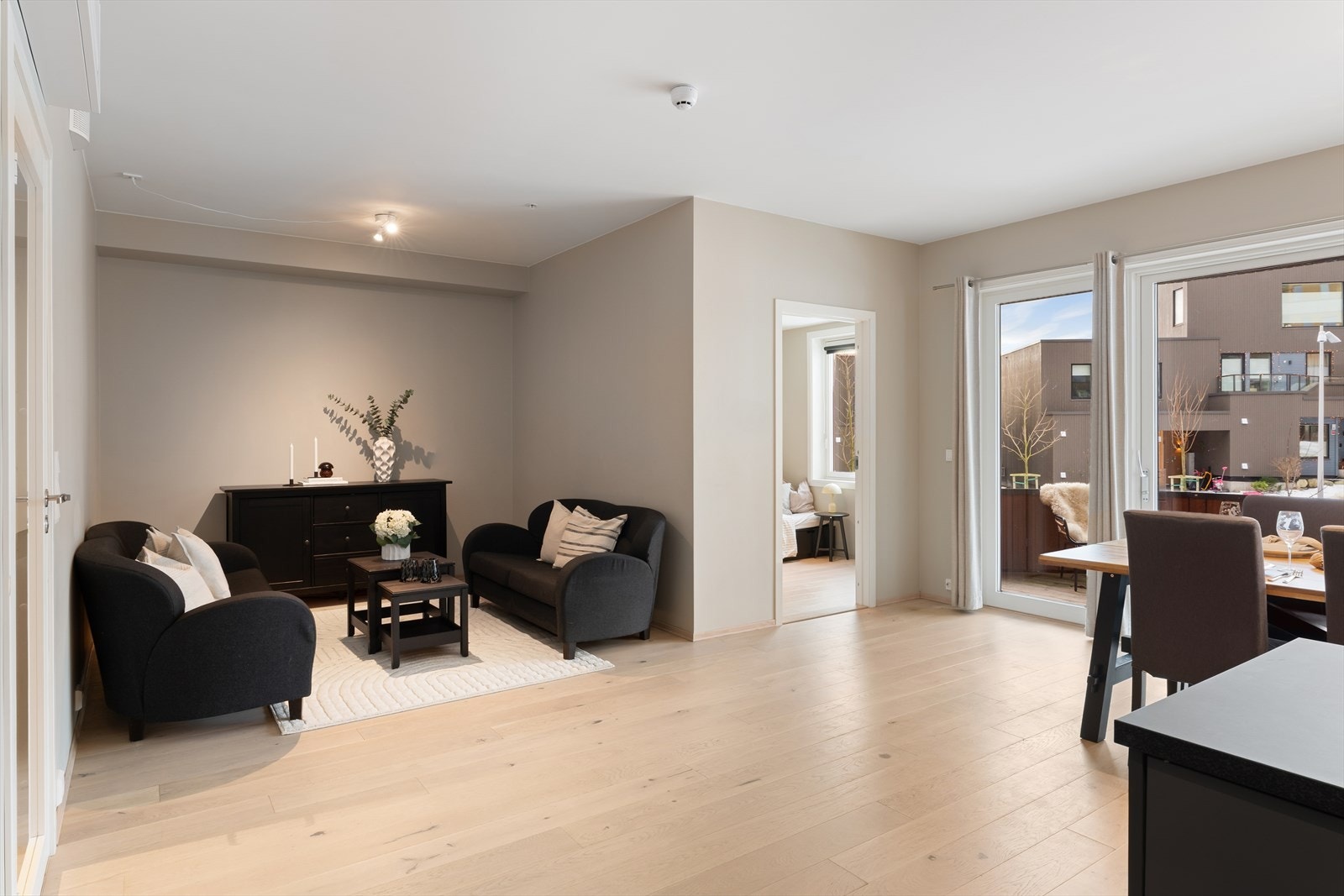 Egen sone for en hyggelig TV-krok, kombinert med tidsriktige og moderne farger på veggene, skaper en lun og stilfull atmosfære Galleribilde