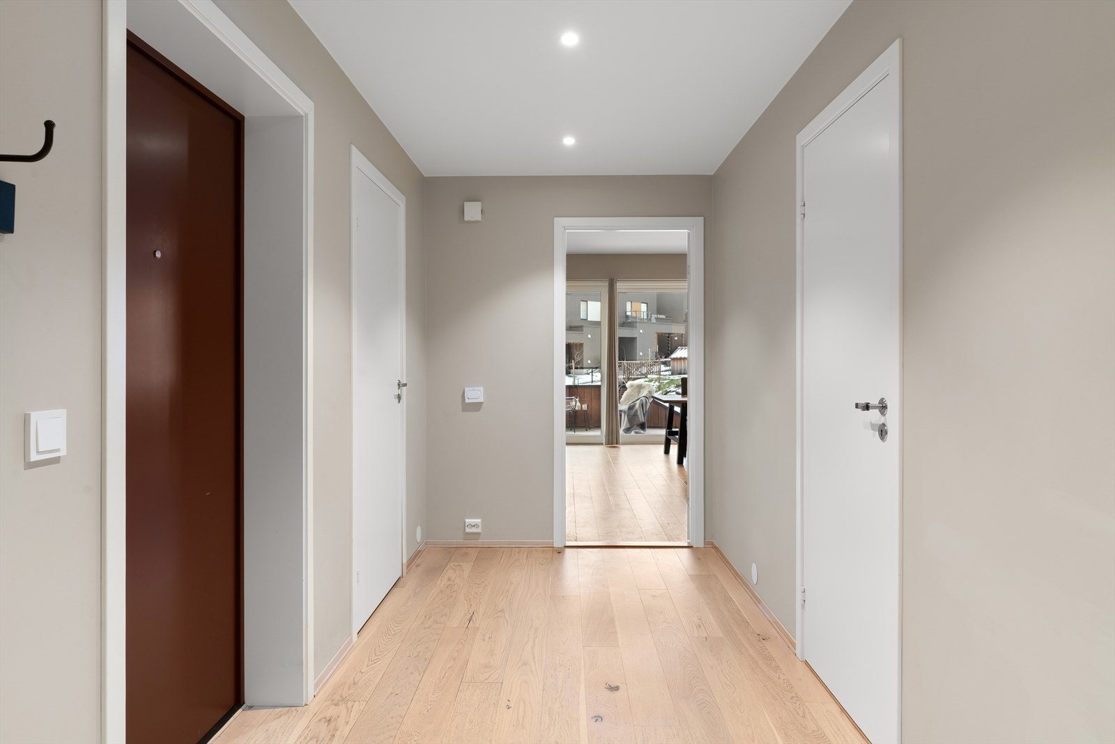 Gangen binder stue, kjøkken, soverom og resten av leiligheten sammen på en praktisk og gjennomtenkt måte, og skaper en naturlig flyt mellom rommene Galleribilde