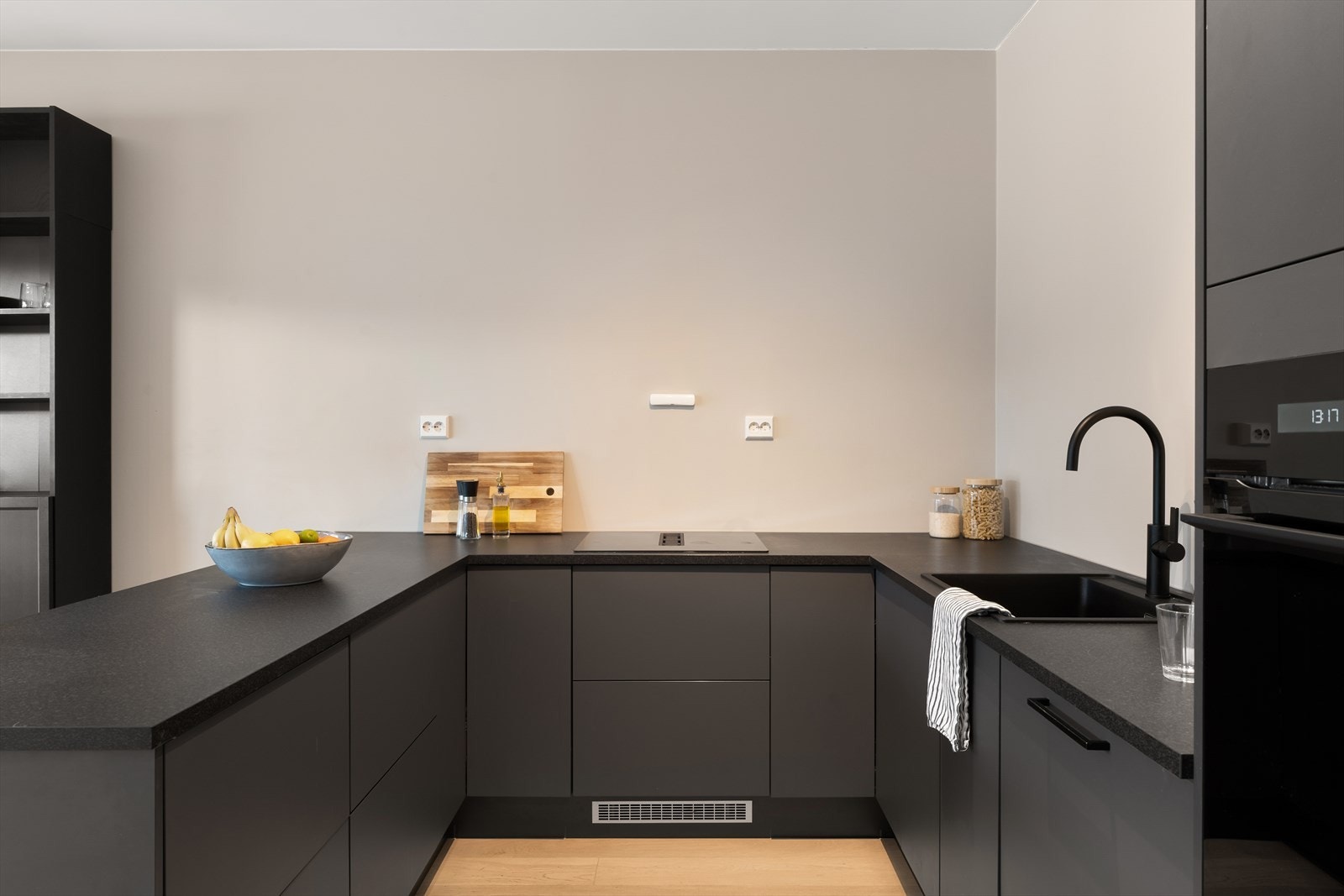 Her er det rikelig med skapplass til alt du måtte ønske! Det stilrene, svarte kjøkkenet med matchende detaljer gir et moderne og sofistikert preg Galleribilde