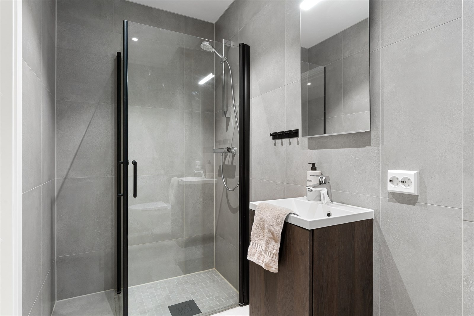 Bad nr. 1: Perfekt som gjestebad ved besøk eller overnatting, mens du samtidig kan nyte ditt eget private bad tilknyttet hovedsoverommet Galleribilde