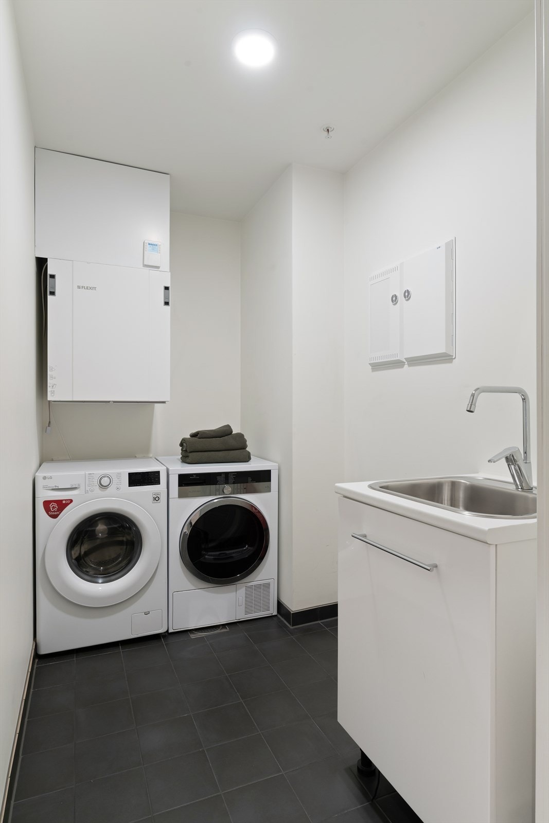 Separat vaskerom - en praktisk løsning for familier med barn, som frigjør plass på badet og gjør hverdagen enklere Galleribilde