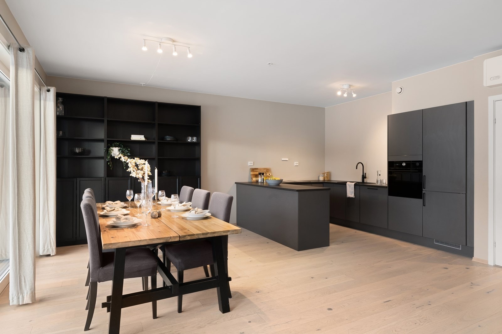 EiendomsMegler 1 v/ Mohammed Rahmani ønsker deg velkommen til visning Gjerdebakken 28! / Fotograf Eivind Dirdal og Svein Ove Andersen Foto Galleribilde