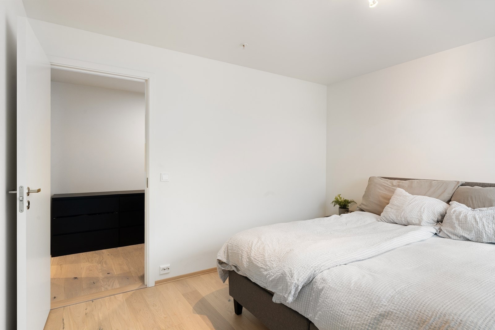 Fra hovedsoverommet har du tilgang til en praktisk walk-in closet - perfekt for deg som trenger ekstra plass til klær, sko eller andre eiendeler Galleribilde