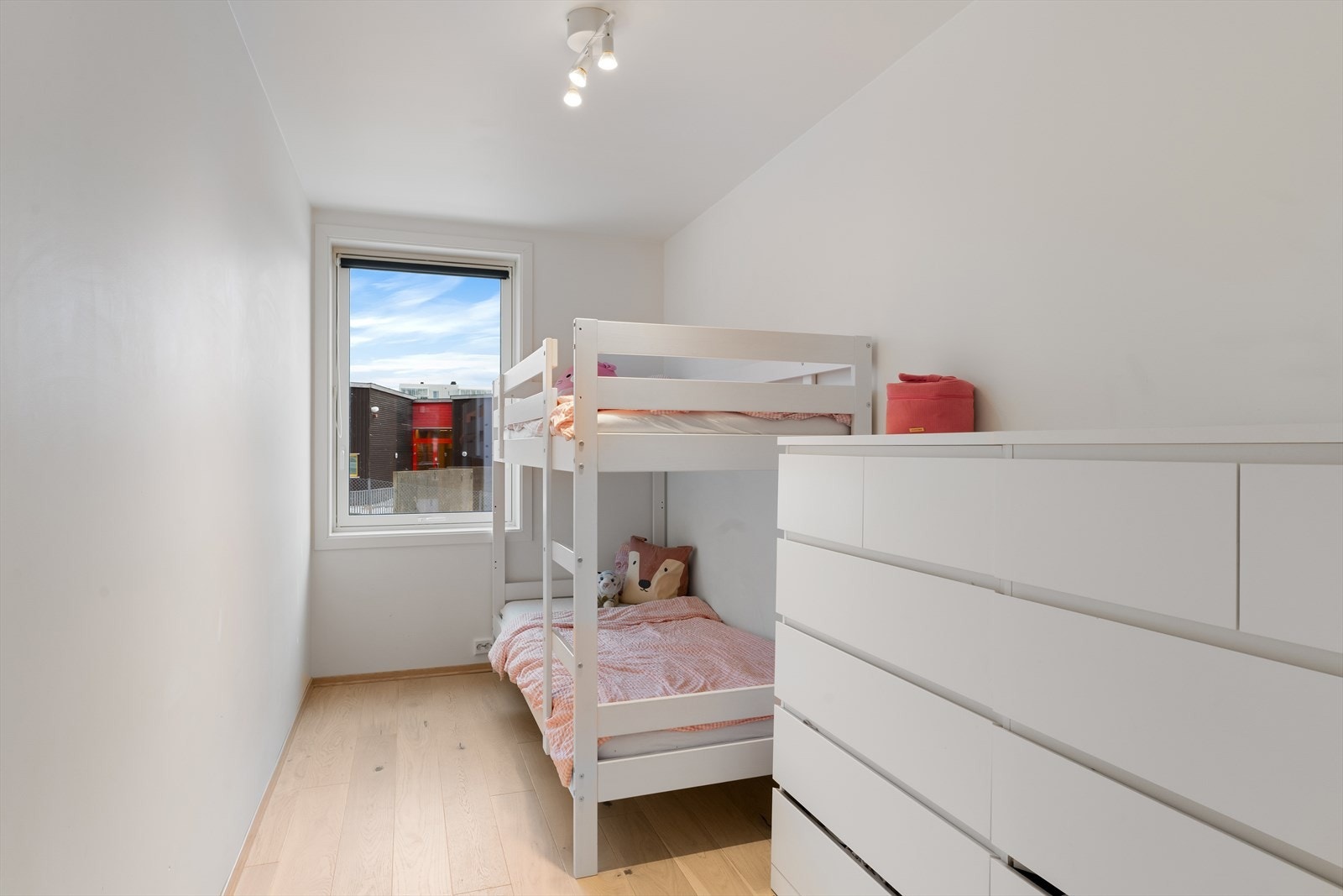 Soverom 3: Et romslig soverom med god plass til seng, kommoder og praktiske garderobeskap- eller oppbevaringsløsninger som passer dine behov Galleribilde