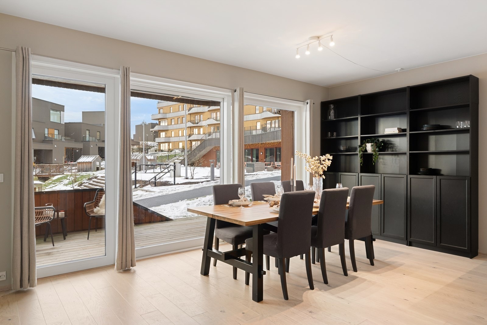 Nyt måltidene med flott utsikt over borettslagets trivelige fellesarealer. Fra stuen er det direkte utgang til en lun og innbydende terrasse! Galleribilde