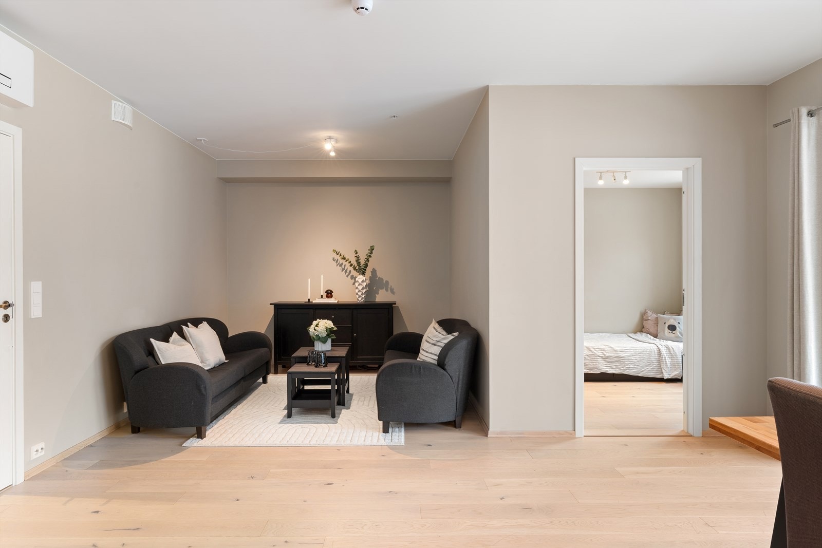 Leiligheten har balansert ventilasjon og fjernvarme, som sørger for et godt inneklima og energieffektiv oppvarming Galleribilde