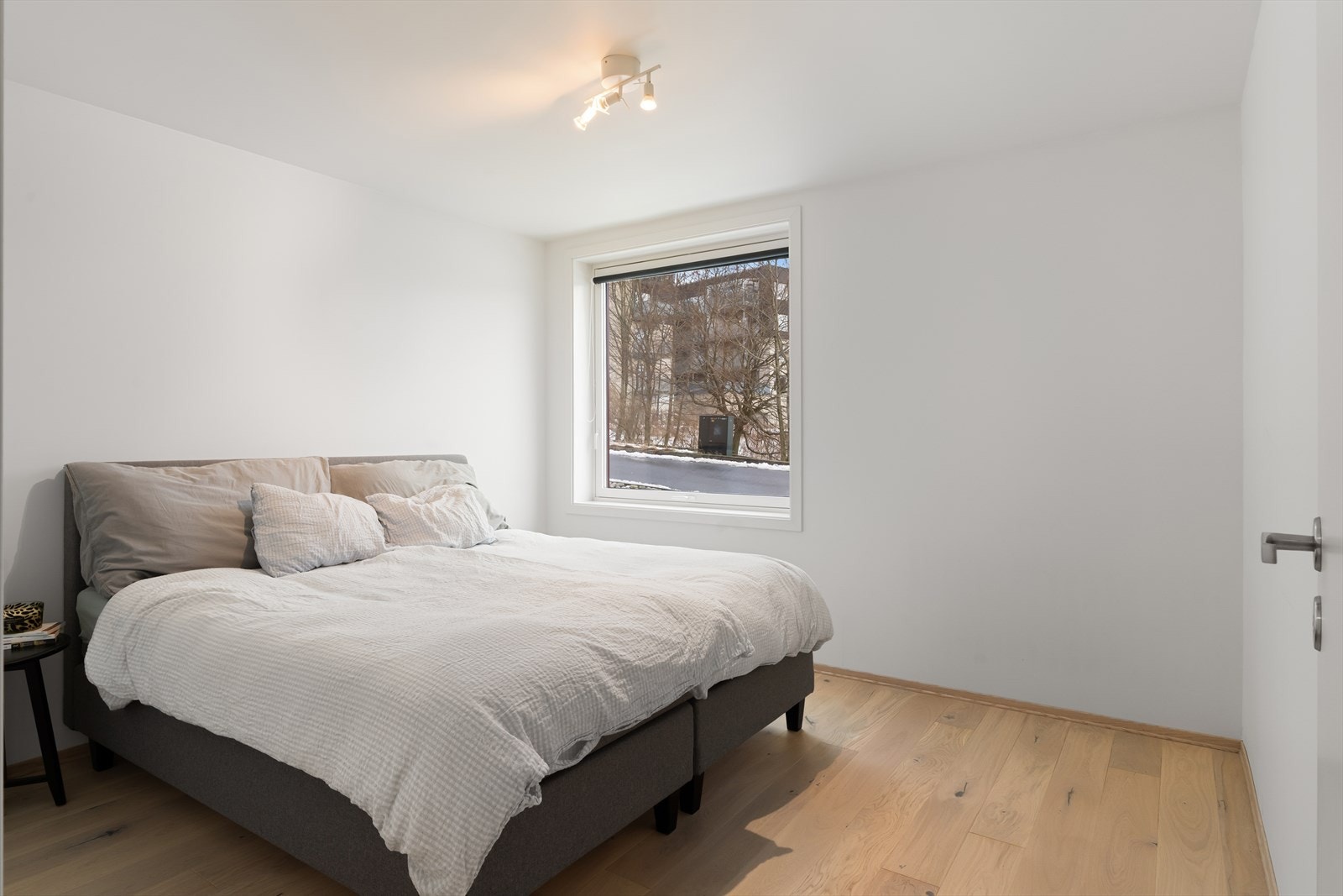 Soverom 2: Hovedsoverommet har en romslig utforming med god plass til dobbeltseng, nattbord og smarte garderobeløsninger som dekker dine behov Galleribilde