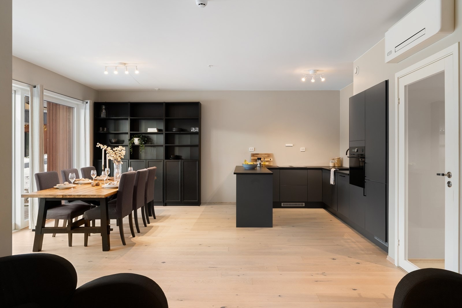 Stuens romslige utforming gir deg enkelt plass til både en egen spisebordssone og en koselig tv-krok - se bilde nr. 15 for inspirasjon! Galleribilde