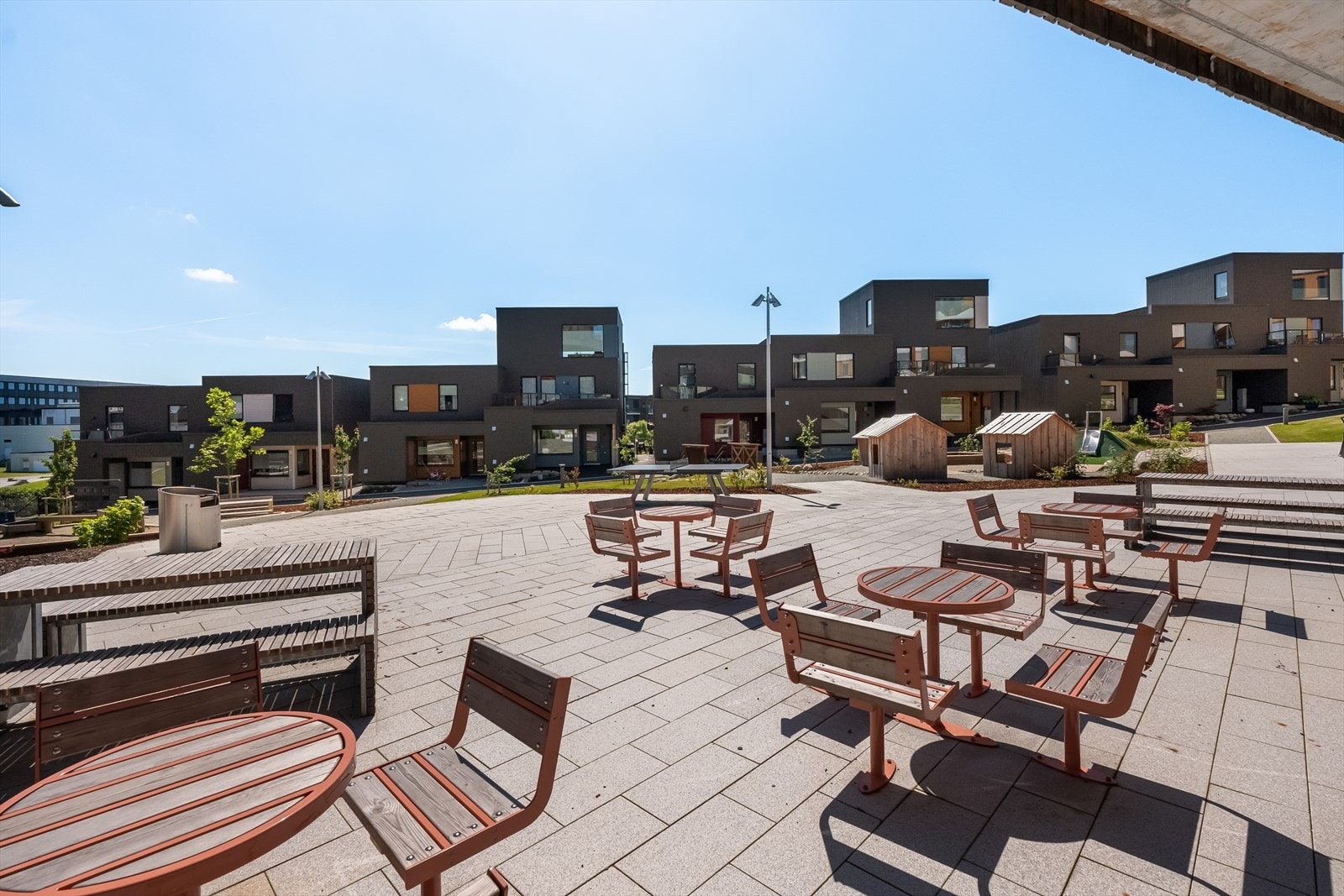 Felles for beboerne: Innbydende og flott opparbeidet fellesområde med grønne omgivelser, hyggelige sittegrupper og et skjermet tun Galleribilde