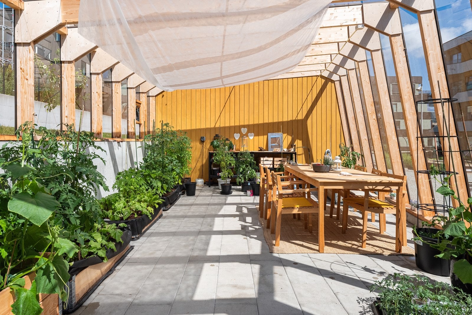 Felles for beboerne: Innbydende og flott opparbeidet fellesområde med grønne omgivelser, hyggelige sittegrupper og et skjermet tun Galleribilde