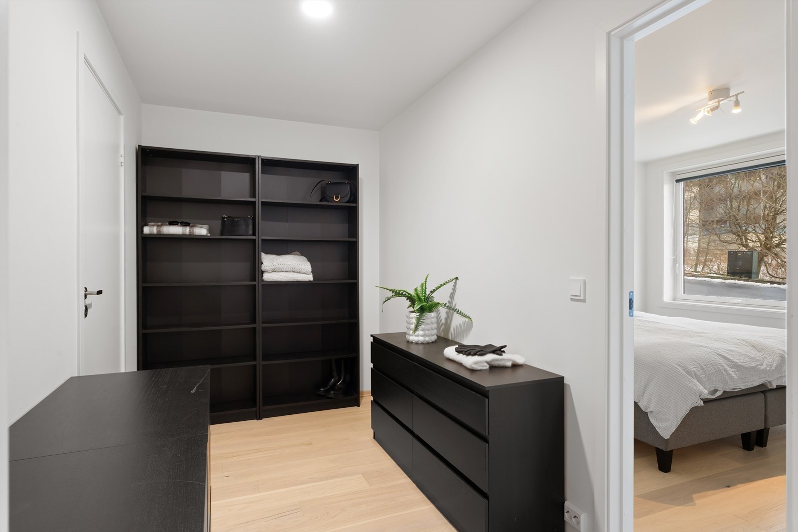 Rommet kan brukes som en walk-in closet, eller til oppbevaring av ting som vanligvis lagres på badet - en smart løsning for å spare plass Galleribilde