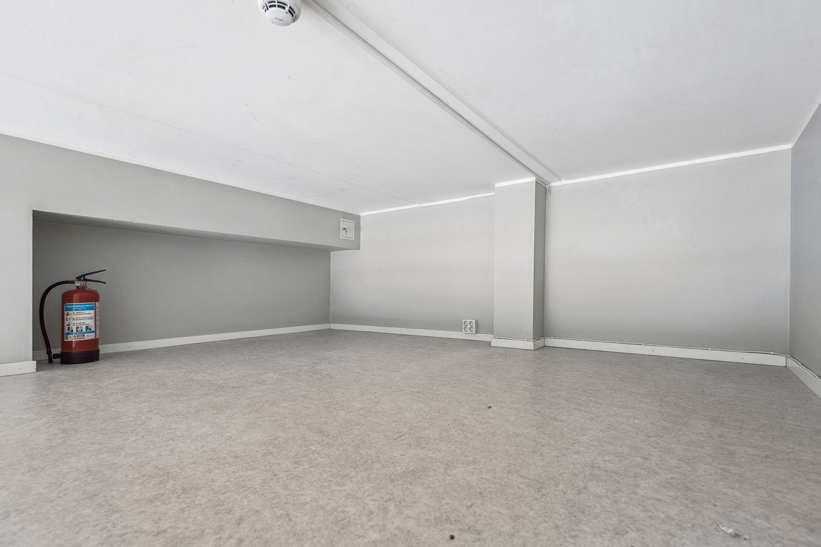 Fra oppholdsrommet er det adkomst til hems via stige. Hemsen har plass til seng og har åpen løsning mot stue- og kjøkkenområdet. Arealet egner seg godt som soveplass eller alternativt til oppbevaring, avhengig av behov. Galleribilde