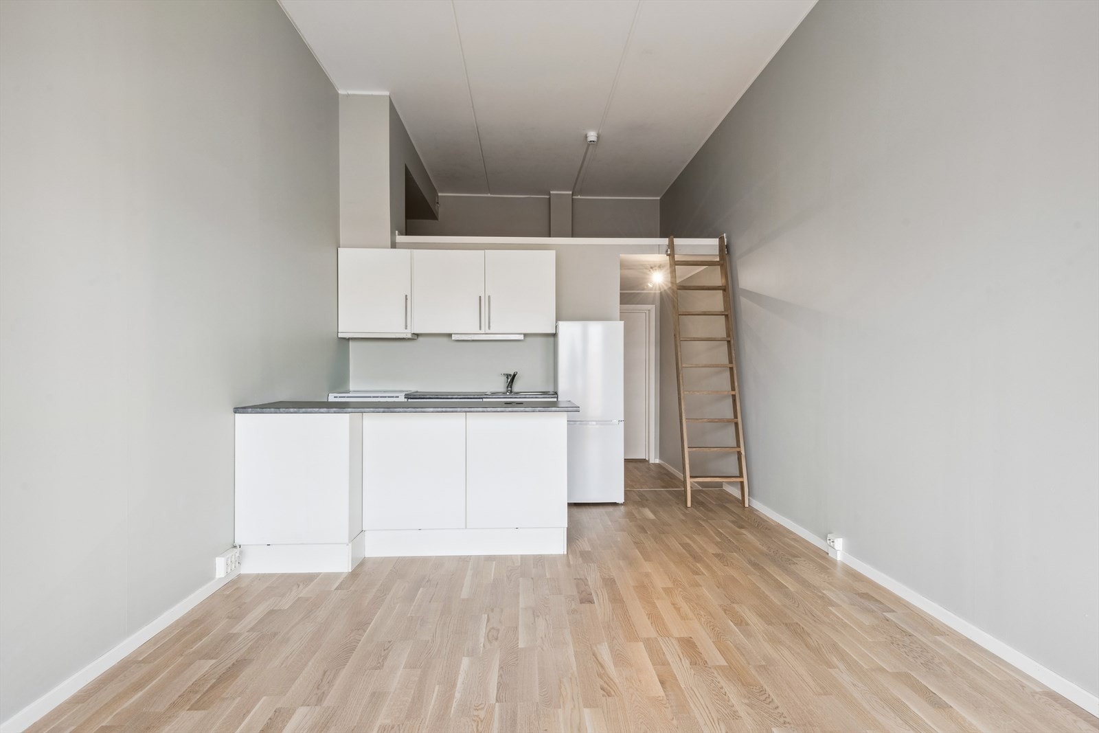 Kjøkkenet er plassert i åpen løsning mot oppholdsrommet og har innredning på to sider. Galleribilde