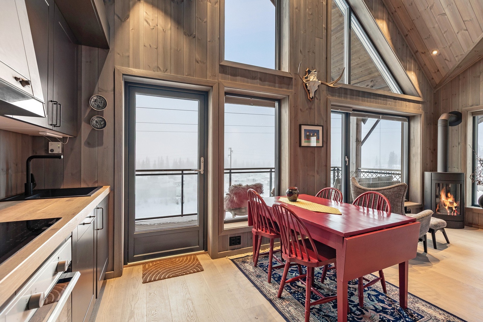 Løsningen er åpen og sosial mot spiseplass, med god takhøyde og store vindusflater som slipper inn rikelig med lys. Galleribilde