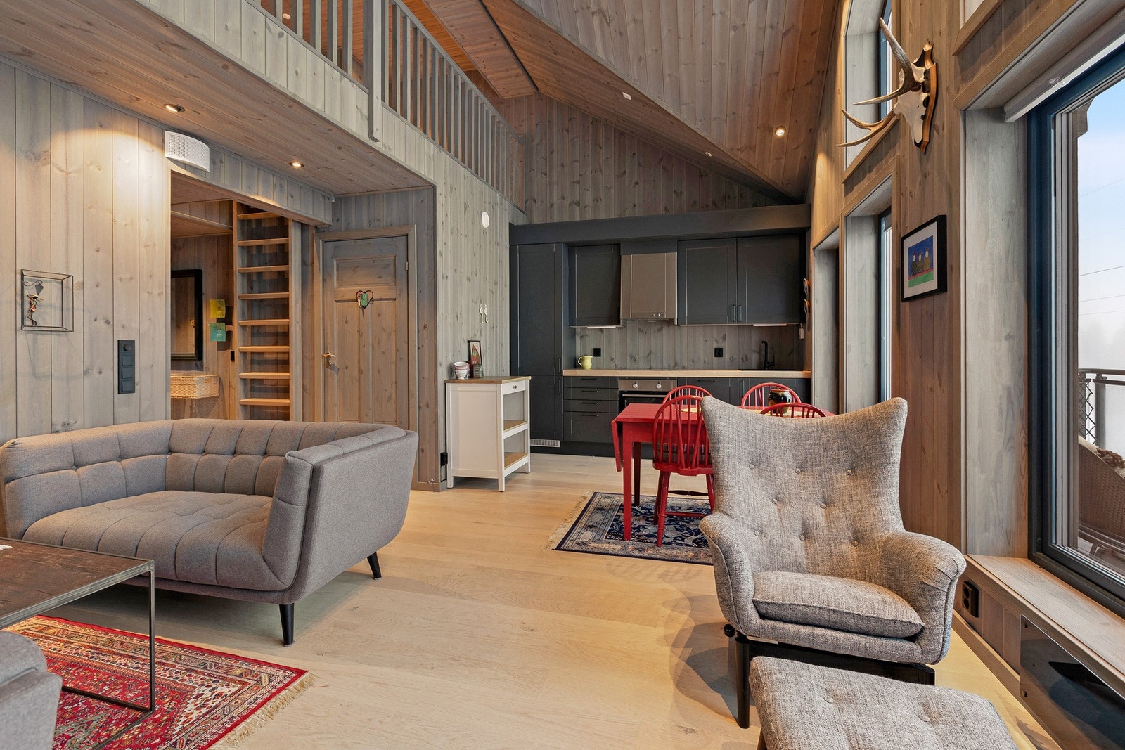 Det er gode møbleringsmuligheter med naturlige soner for både sofagruppe og spiseplass. Galleribilde