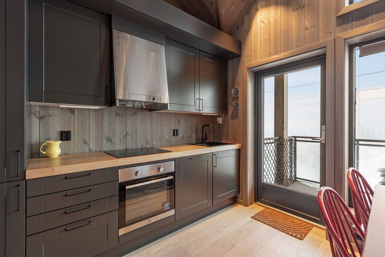 Kjøkkenet fremstår som moderne og gjennomført, med stilrene fronter og god skap- og benkeplass. Galleribilde