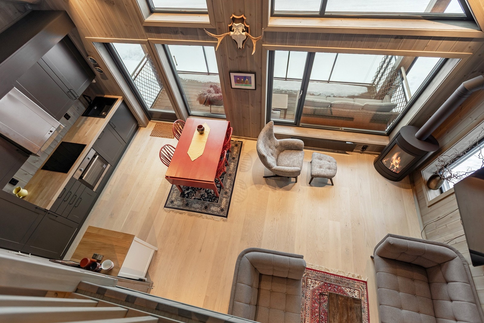 Rekkverket ned mot stuen skaper en åpen og sosial forbindelse til oppholdsrommet. Galleribilde