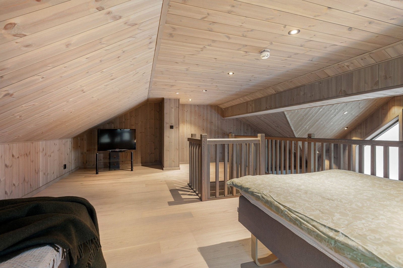 Det påpekes at arealet ikke er målbart pga for lav takhøyde og at rommet ikke er godkjent for varig opphold. Galleribilde