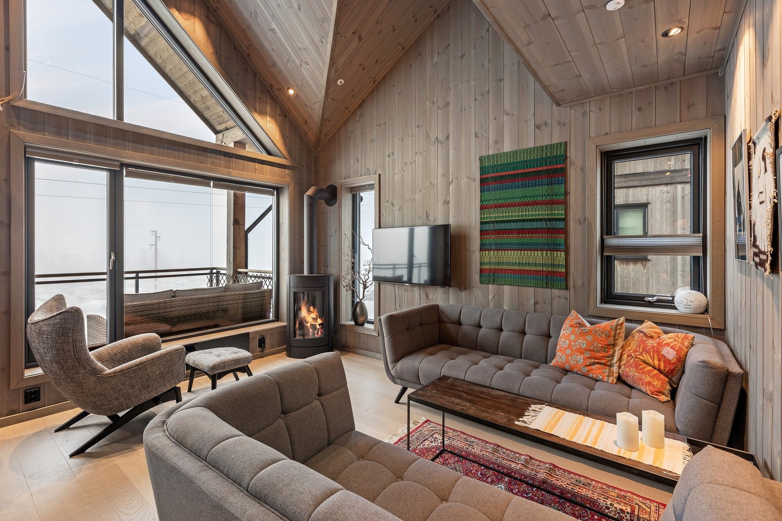 Stuen ligger i åpen og sosial løsning med kjøkkenet, og danner et romslig og innbydende oppholdsrom med god takhøyde og store vindusflater. Galleribilde