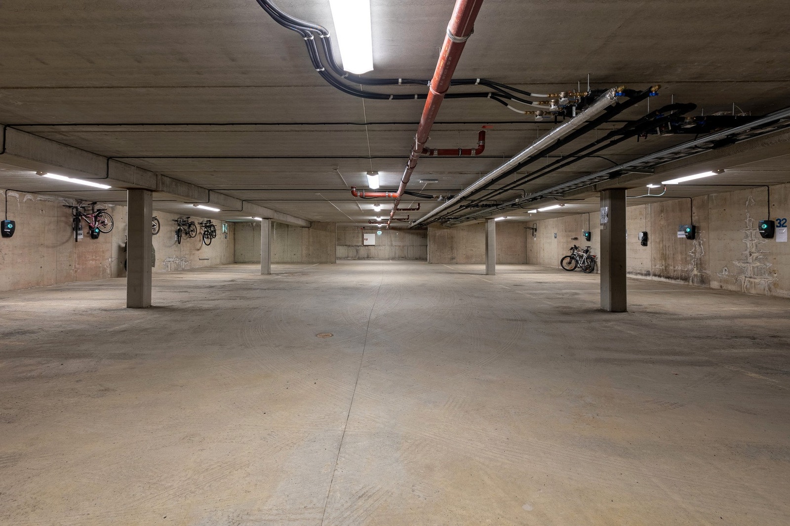 Leiligheten disponerer en garasjeplass i felles parkeringskjeller i D-bygget med elbil-lader. Galleribilde