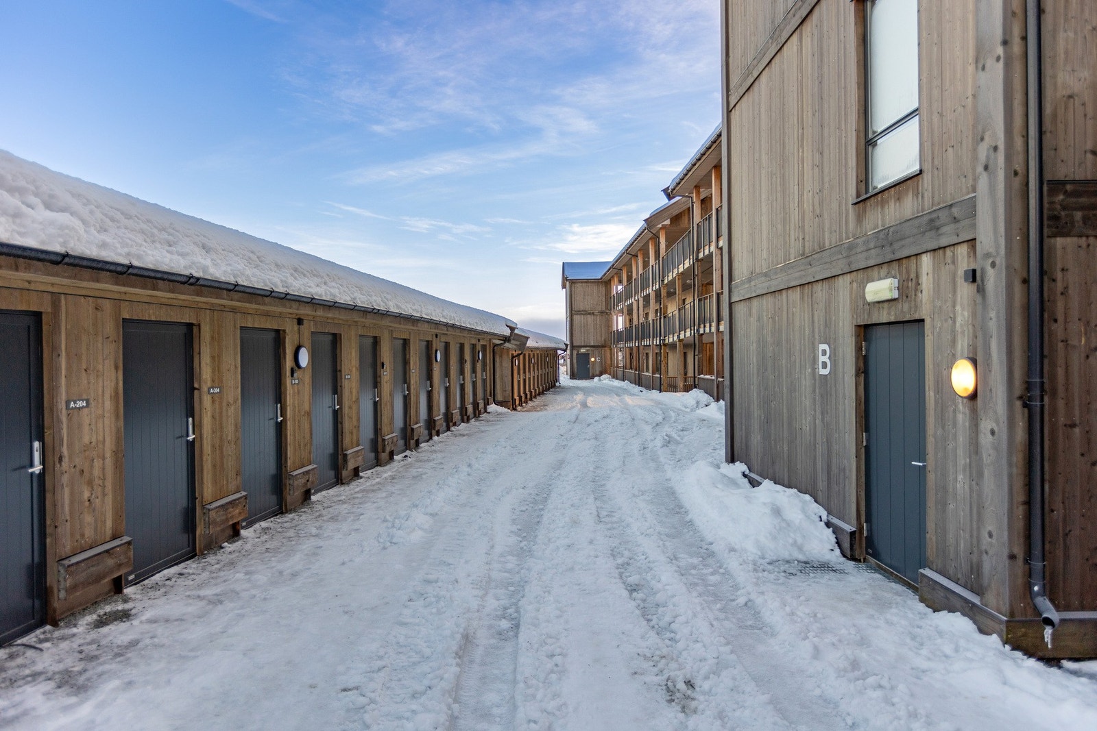 Utvendig bod bak leilighetsbygget samt egen garasjeplass i felles garasjeanlegg. Galleribilde