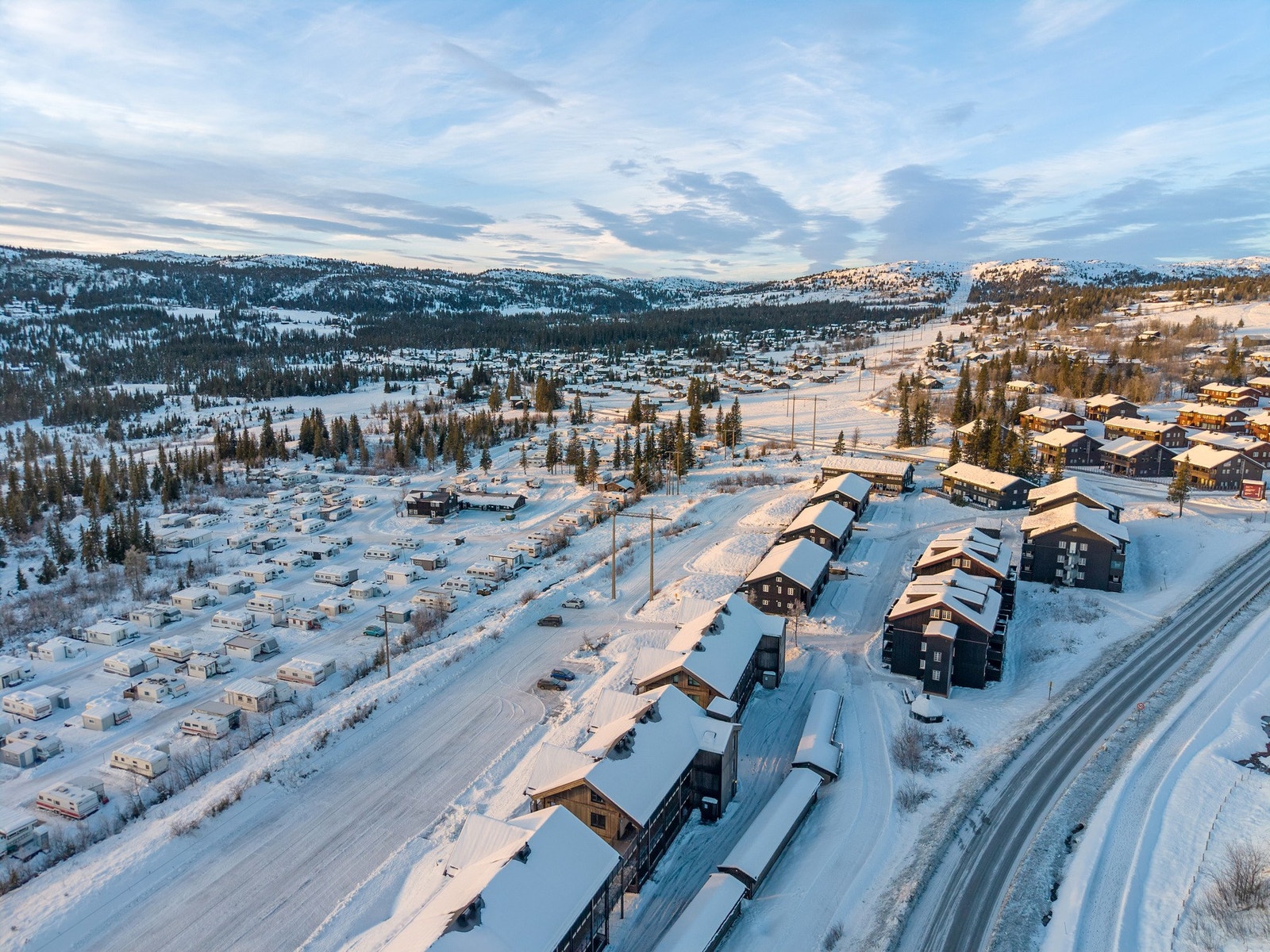 Skeikampen er kjent for stabile snøforhold, og området har også lysløype med kunstsnø som prepareres tidlig i sesongen. Galleribilde