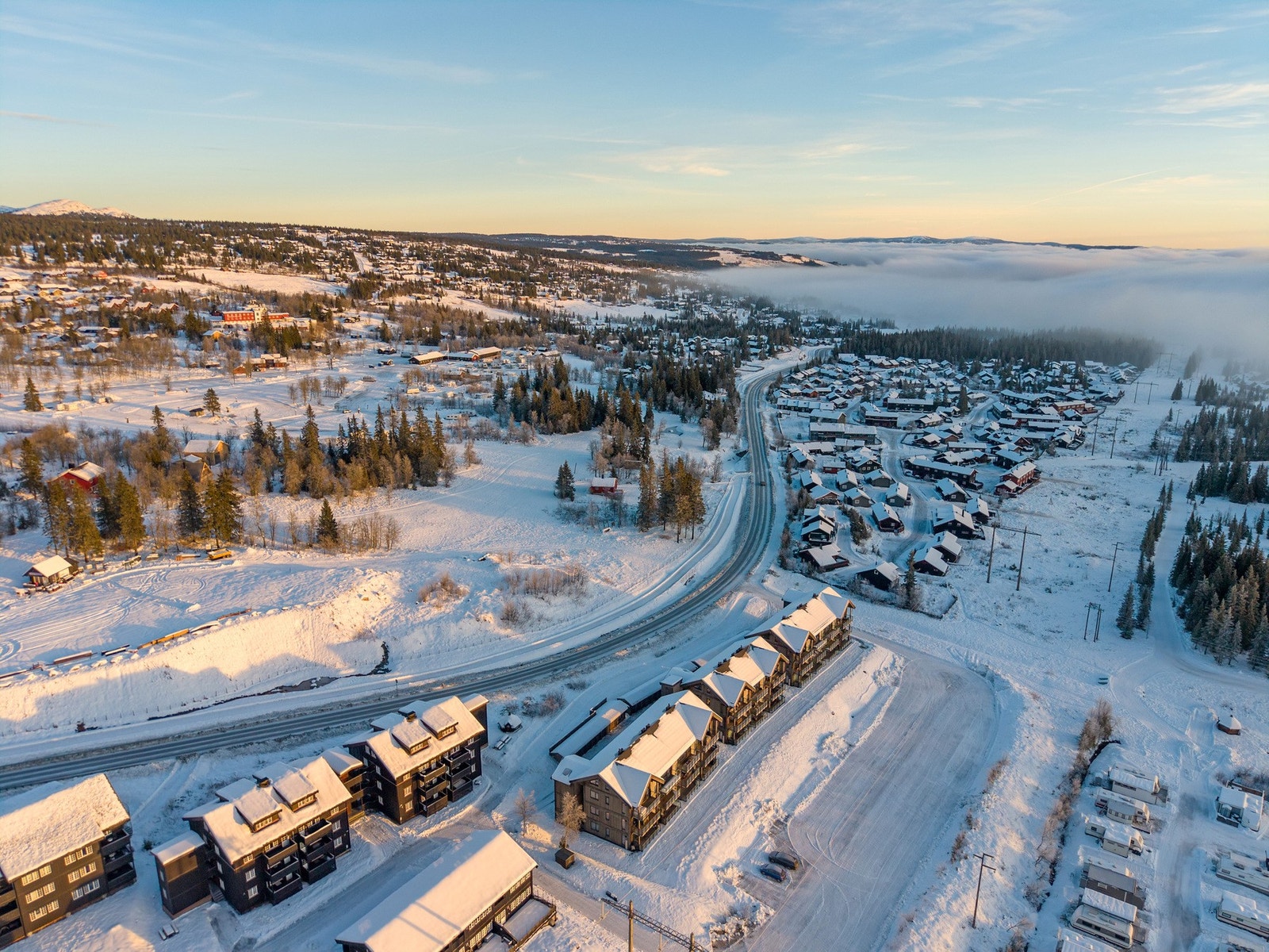 Like ved eiendommen ligger en moderne skistadion med tilhørende skiskytteranlegg, som gir gode trenings- og konkurranseforhold for både langrenn og skiskyting. Galleribilde