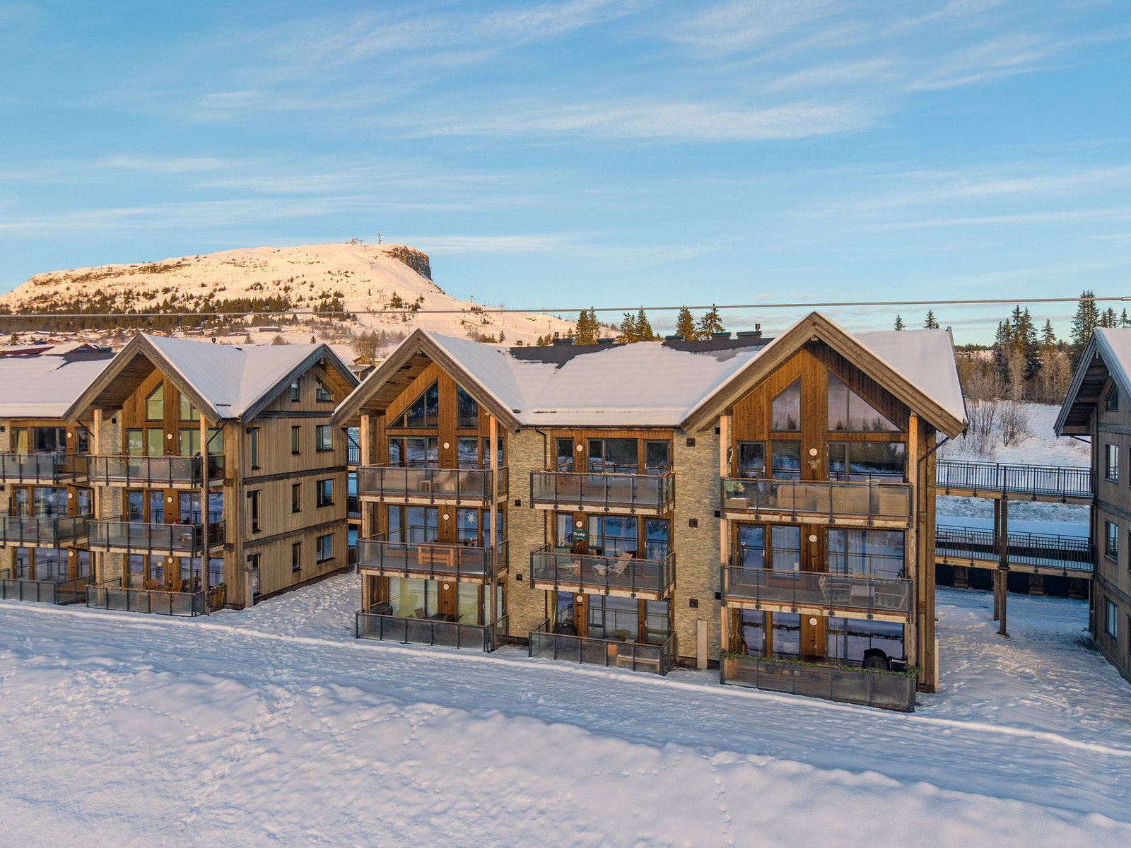 Endeleiligheten ligger med sørvest-vendt beliggenhet i toppetasjen. Gode solforhold og fin utsikt. Galleribilde